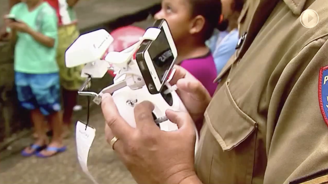 Policial operando a tecnologia do drone
