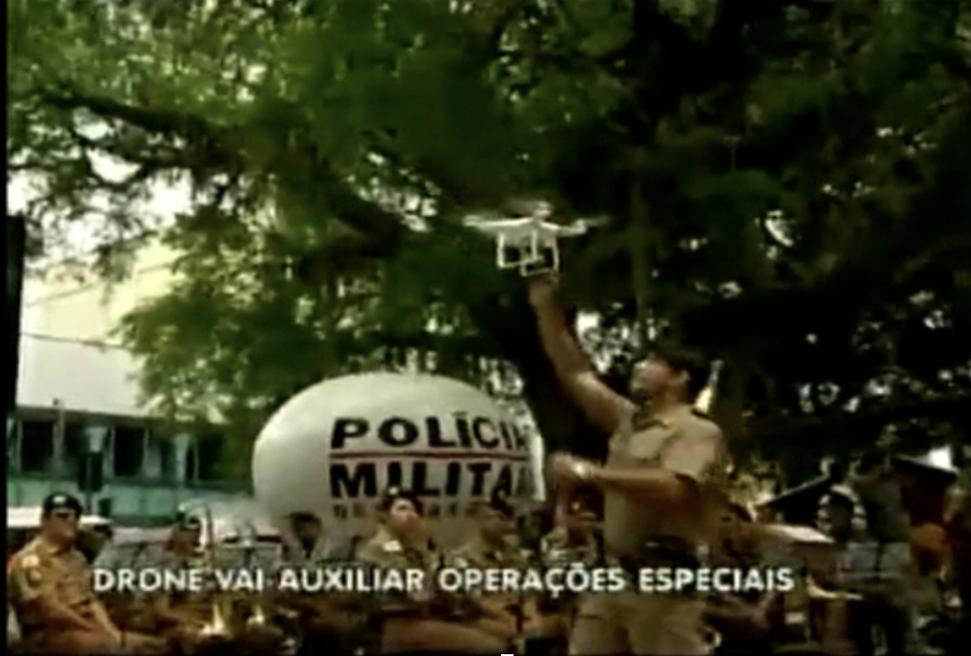 Policiais militares com drone em operação